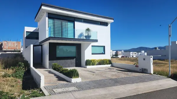 Se Vende Casa en Grand Juriquilla, Diseño de Autor, 4 Recamaras.. — foto 1 de 45