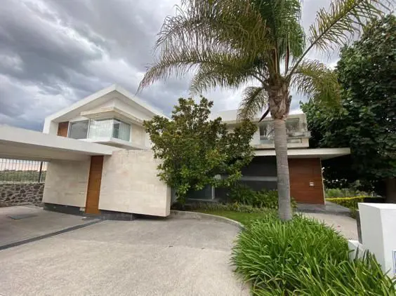 Residencia en Venta en El Campanario, 4 Habiteaciones, 6 Estacionamientos, ÚNICA