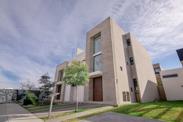 En Venta Casa en Altos Juriquilla, 3 Niveles, Roof Garden, Equipada ! — foto 1 de 34