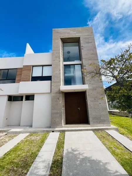 Se Vende Casa en Altos Juriquilla, 3 Niveles, Roof Garden, Equipada ! — foto 1 de 31