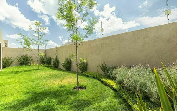 Se Vende Casa entre EL Refugio y Zibata, 139 m2, Gran Jardín, 3 Recamaras Se Vende Casa entre EL Refugio y Zibata, 139 m2, Gran Jardín, 3 Recamaras