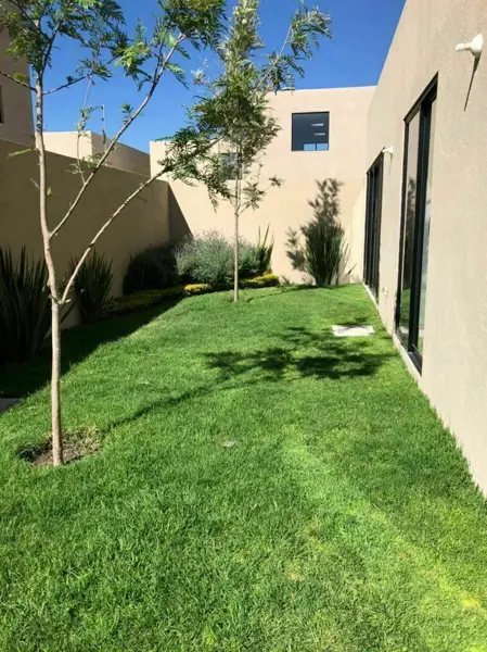 En Venta Casa entre EL Refugio y Zibata, 139 m2, Gran Jardín, 3 Recamaras En Venta Casa entre EL Refugio y Zibata, 139 m2, Gran Jardín, 3 Recamaras