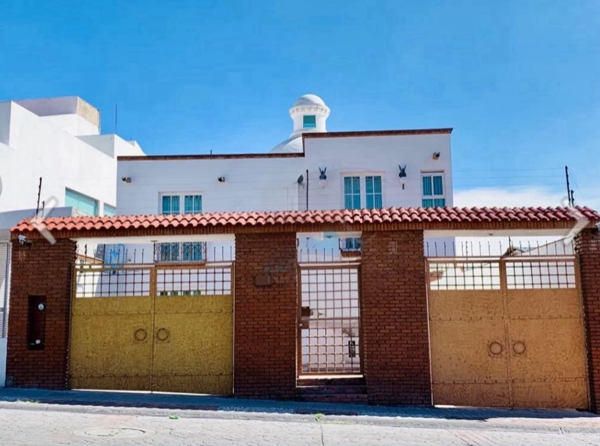 Casa con uso de suelo mixto comercial y de servicios