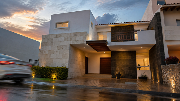Casa en venta en La Vista Residencial, HERMOSA, Doble Altura, Jardín.. — foto 1 de 29