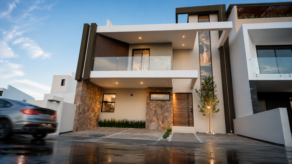 Casa en venta en Lomas de Juriquilla, 4 Recámaras, 5 Baños, Sala TV, de AUTOR! — foto 1 de 31