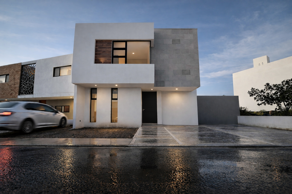 Casa en venta en El Refugio, 4 Recámaras, 3 Baños, Estudio en PB