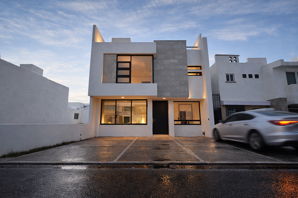 Casa en venta en El Mirador, 4 Recámaras, 3 Baños, Estudio o Recámara en PB