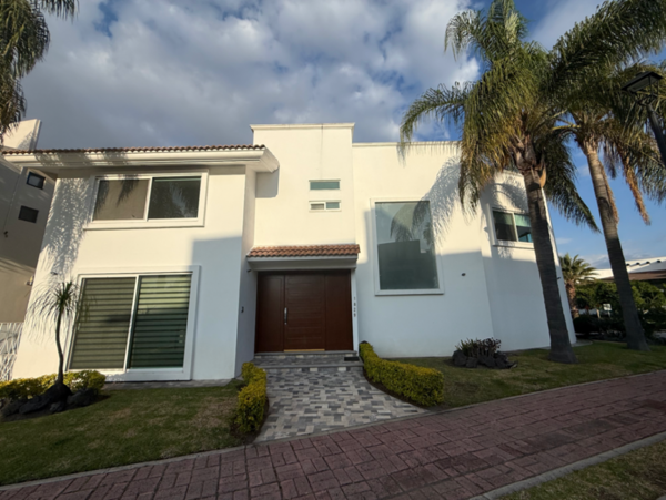 Casa en Renta en La Vista Country Club en esquina con 4 habitaciones