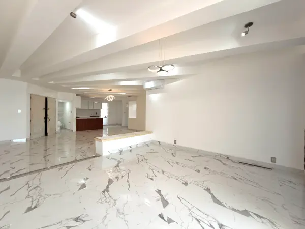 VENDO AMPLIO DEPARTAMENTO FRENTE AL MAR Y CERCA DEL BULEVAR
