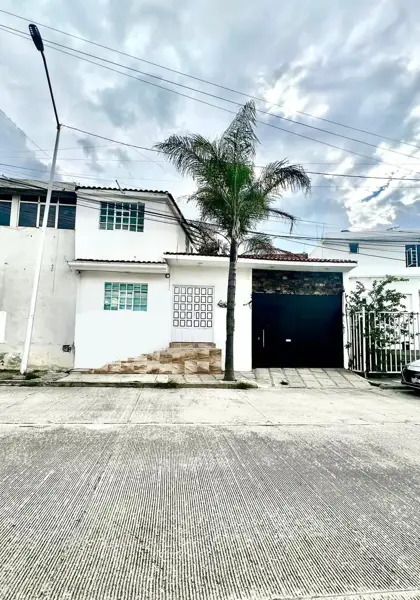 Casa en venta en Sta. Cruz Buenavista, Vía Volkswagen con RECÁMARA EN PLANTA BAJA y dos locales