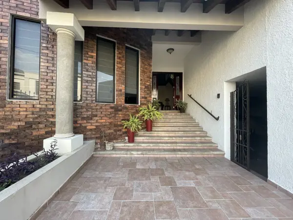 En Venta hermosa Casa en Fracc. Residencial Flamboyanes, en Tuxtla Gutz.