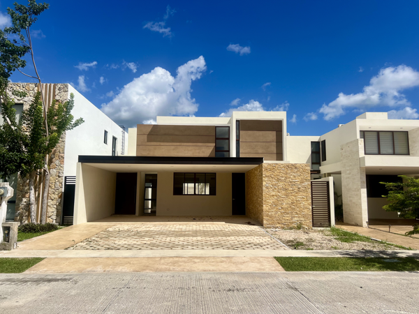 Venta de casa | 4 recámaras | Parque Natura Cholul | Alberca con cascada