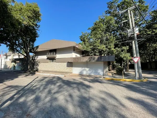 Se Vende casa en Arboledas, con inmenso jardín !!