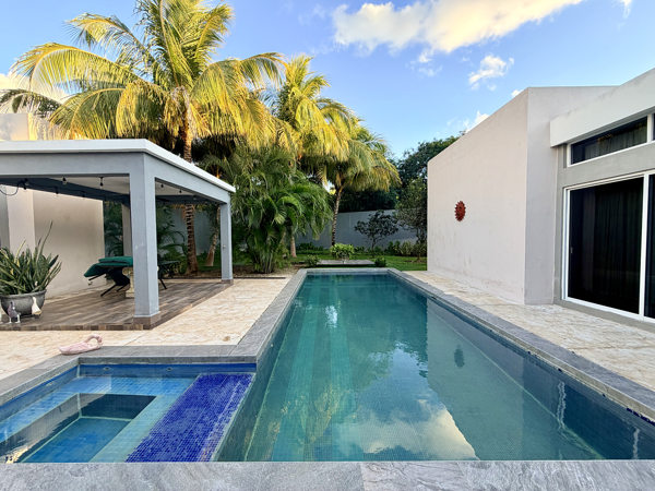 Venta de casa de un nivel en La Rejoyada Komchén | 1,121 m² y alberca