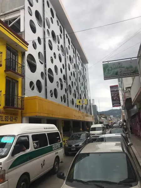 Se renta  edificio comercial en zona céntrica; Todo o por planta.