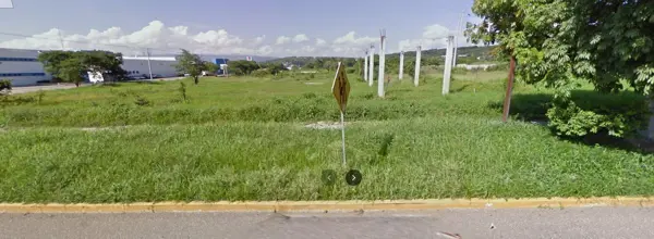 Se renta terreno comercial en esquina, sobre Carretera Internacional.