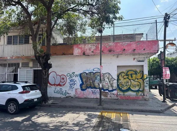 Se vende casa con local comercial , como terreno comercial en esquina. Se vende casa con local comercial , como terreno comercial en esquina.