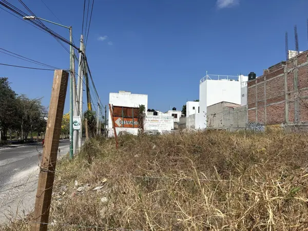 En Venta Terreno Comercial al Norte Oriente de la Ciudad, zona de alta plusvalia En Venta Terreno Comercial al Norte Oriente de la Ciudad, zona de alta plusvalia