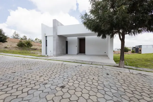 Casa en Venta en Lomas de Angelópolis, Ocoyucan: Moderna y Accesible en Comunidad Privada