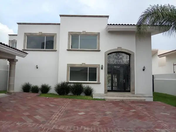 Casa en Venta en Balcones del Campestre, León: Espaciosa Residencia con Jardín Privado