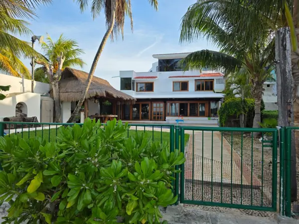 RENTA ESPECTACULAR CASA FRENTE AL MAR CON PLAYA,  KM 3 , CANCÚN  ZONA HOTELERA