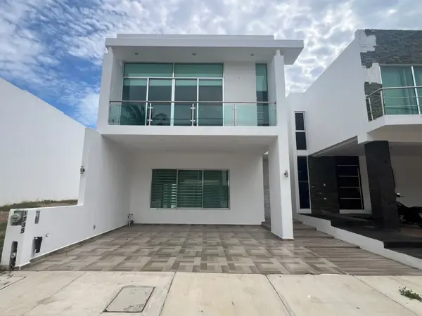 CASA DE 3 RECAMARAS SIN MUEBLES EN RENTA – ALTABRISA