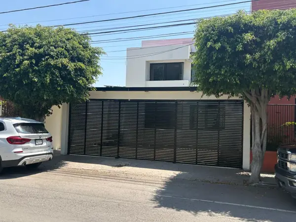 Casa en renta en Jardines de la Hacienda, uso de suelo comercial