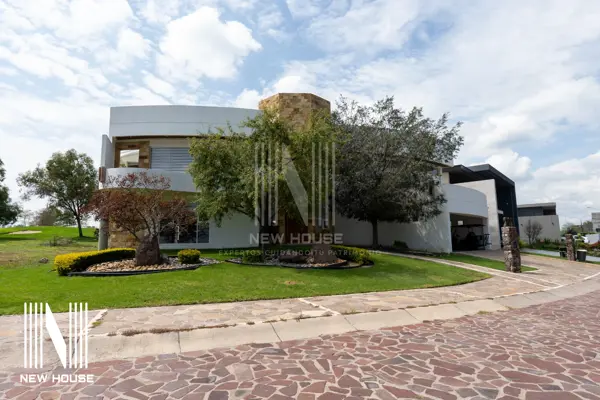 Residencia en El Bosque Country Club | 1016m², Terrazas y Vista al Campo