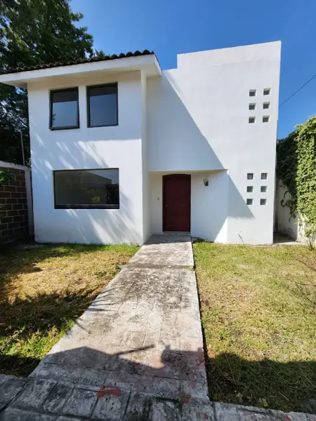 ?? ¡CASA EN VENTA EN RANCHO CHAPULCO! ??
Excelente ubicación al sur de la ciudad con amplios espacio