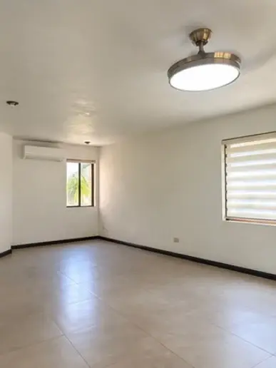 Casa en Venta en Las Cumbres, Monterrey - Espacios Amplios y Jardín Privado