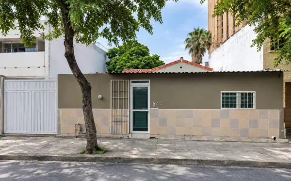 Casa en Venta en Monterrey Centro, Zona Poniente - Amplia y Funcional