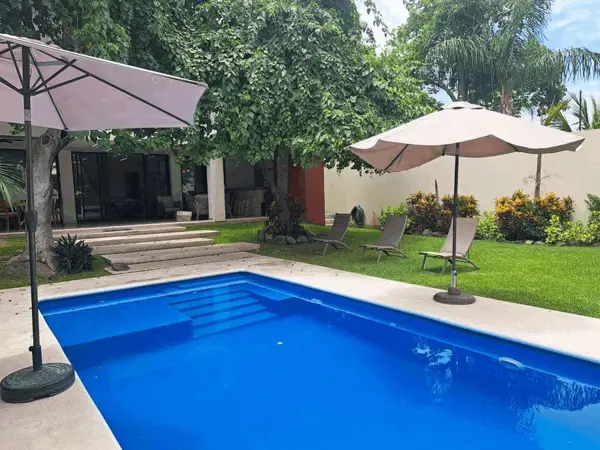 HERMOSA Y COMODA CASA 2 NIVELES, GRAN TERRAZA, ALBERCA, 
JARDIN, 4 RECS, 2 ESTAC, SEGURIDAD 24hrs.