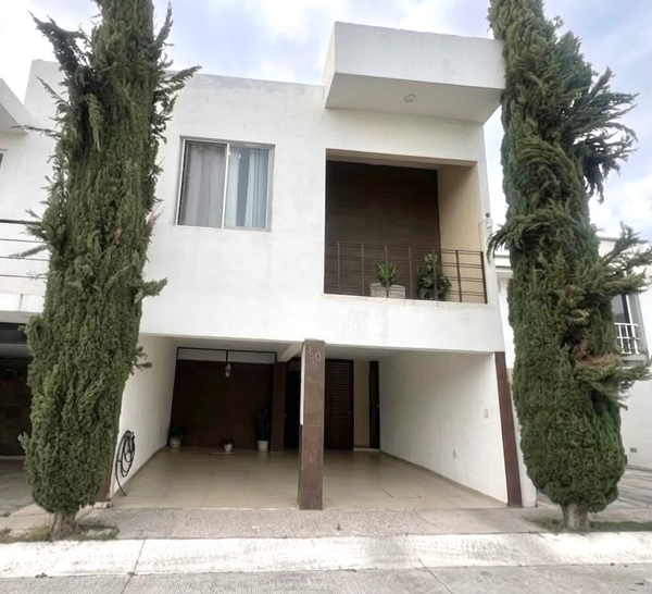 RENTA CASA EN MONTEBELLO DE LA STANZA