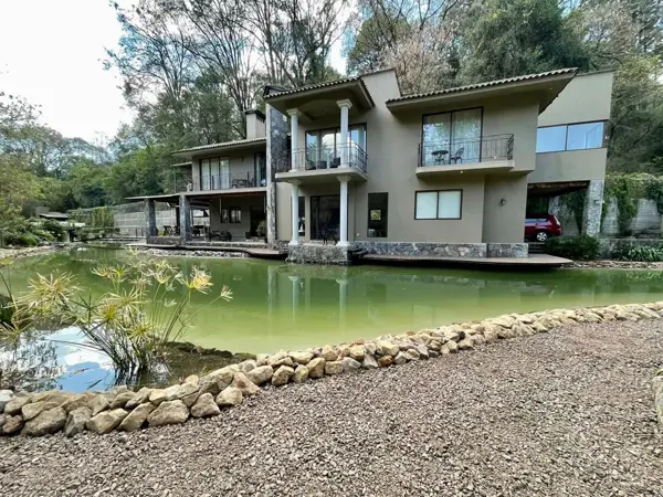Residencia Exclusiva en Renta | Bosque, Río y Lago en un Entorno Privado