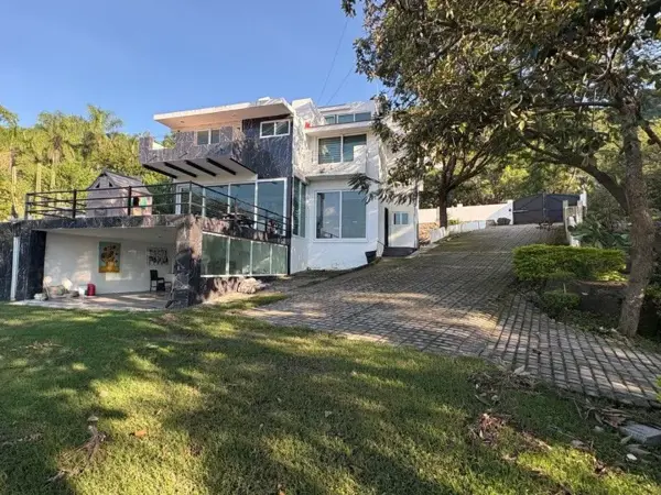 RESIDENCIA EN RENTA LAS CAÑADAS