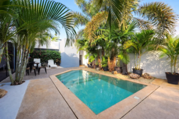 CASA DE UNA PLANTA EN LA ESQUINA CON PANELES SOLARES EN VENTA