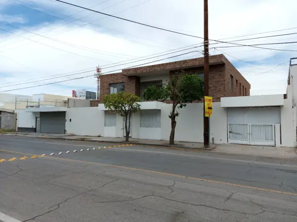 PROPIEDAD EN TORREÓN JARDIN, MÁS DE 550 M2 PARA PERSONALIZAR