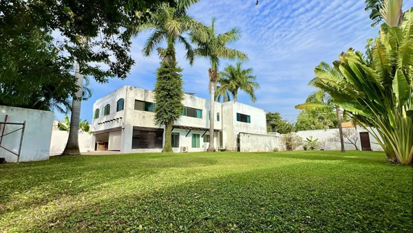 RESIDENCIA EN VENTA CON AMPLIO TERRENO, ALBERCA Y 36 PANELES SOLARES