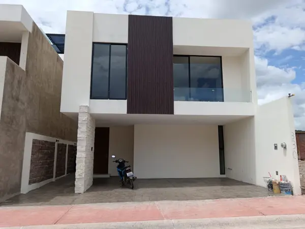 Casa independiente en venta en Lombardía, Irapuato - Gran ubicación y excelentes características