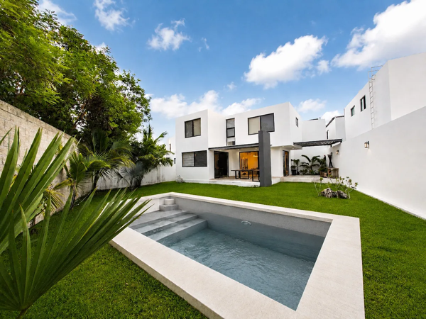 CASA EN VENTA EN PRIVADA CON ALBERCA Y 35 PANELES SOLARES