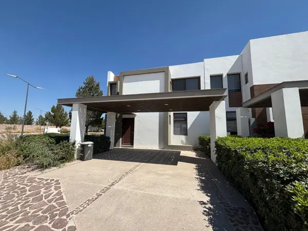 CASA AMUEBLADA EN RENTA ALTOZANO