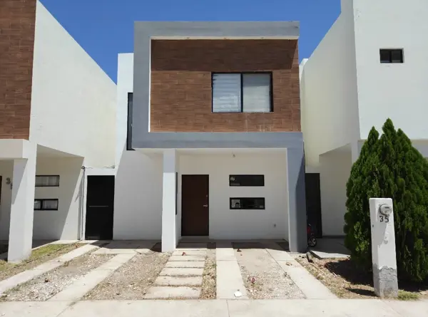 Casa en venta Cda Diamante con caseta de vigilancia en excelentes condiciones.