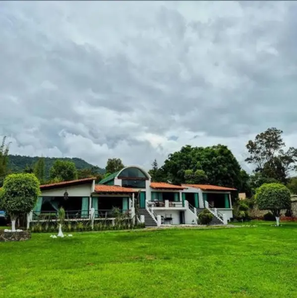 CASA EN VENTA, CON VISTA AL LAGO EN VALLE DE BRAVO