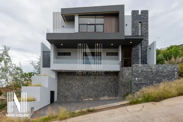 Vive el Diseño en Zanda Residencial: Hermosa Casa Nueva con 4 Habitaciones