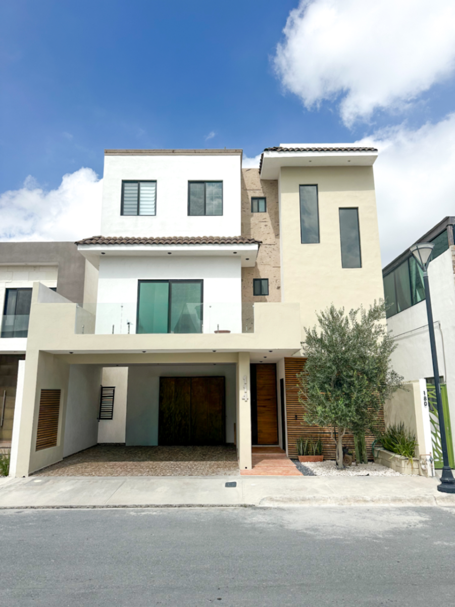 Casa en Venta en Torrealta, al Norte de Saltillo | 5 Recámaras, Roof Garden, Oficinas y Seguridad Casa en Venta en Torrealta, al Norte de Saltillo | 5 Recámaras, Roof Garden, Oficinas y Seguridad