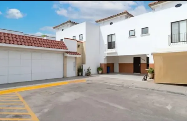 Casa en Venta en cerrada con caseta de vigilancia amplia, iluminada y equipada en Lomas del Pedregal