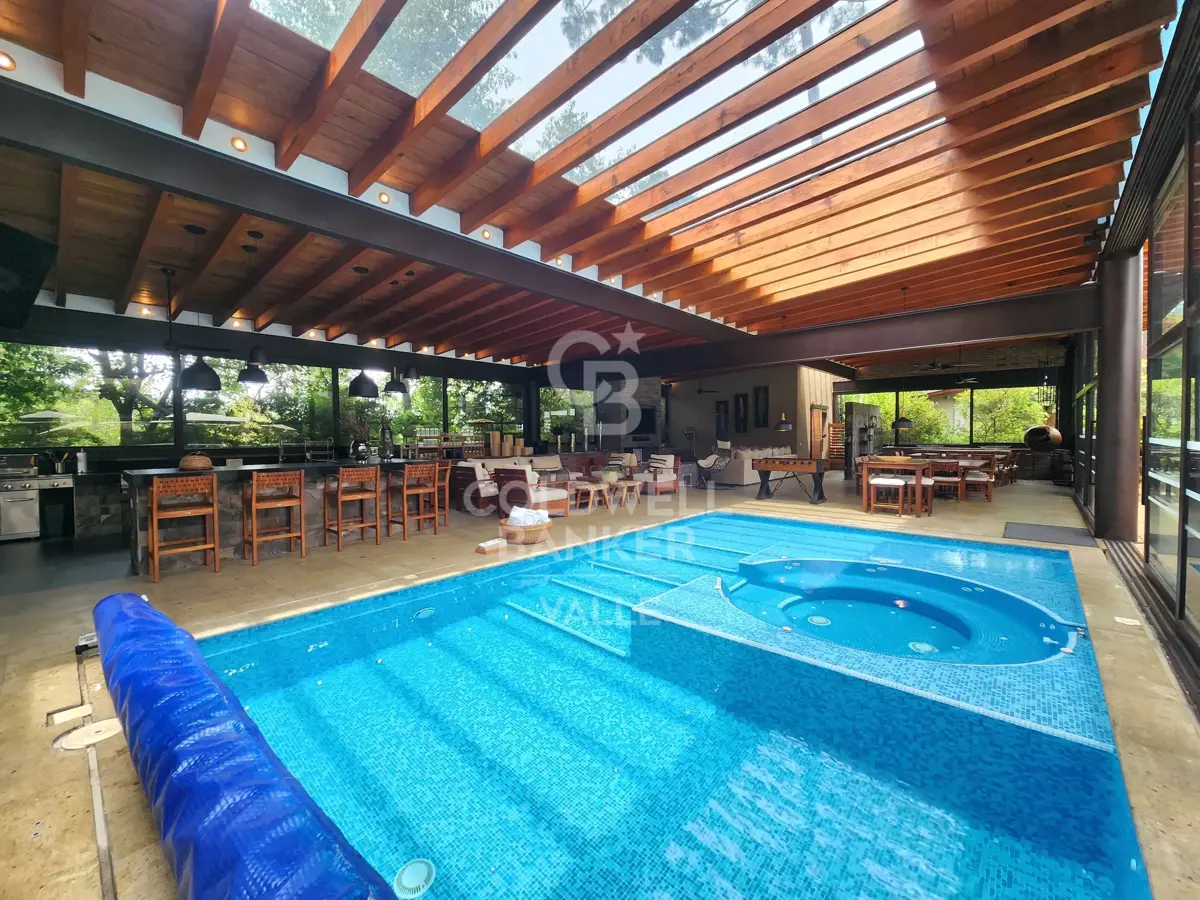 Casa en venta en Avandaro, Valle de Bravo — foto 1 de 50