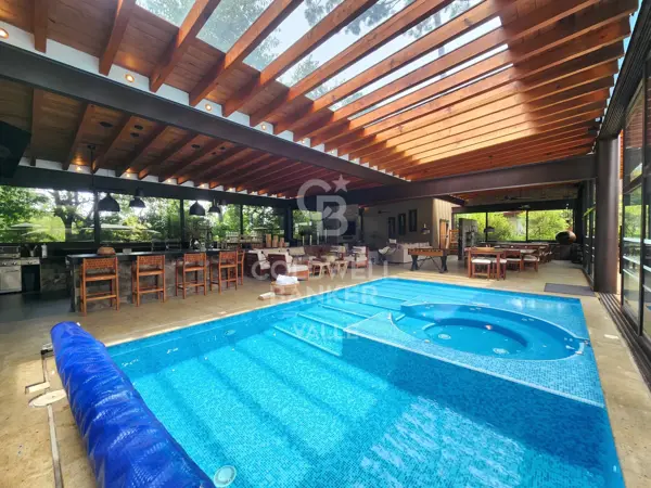 Residencia Exclusiva en Venta en Avándaro | 2 Casas, Alberca y Amplias Amenidades