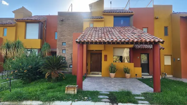 Casa amueblada en Renta en Los Viñedos, cerrada con alberca