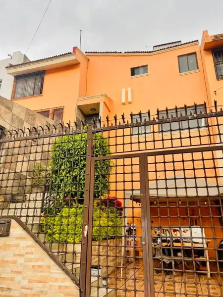 Casa en Venta en Las Alamedas | Calle Cerrada con Vigilancia — foto 1 de 12